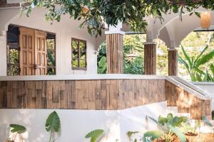 una casa con una veranda con piante di fronte di Baan Yucca - House In Lamai a Nathon Bay