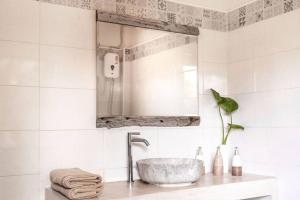 un bagno con lavandino e specchio di Baan Yucca - House In Lamai a Nathon Bay Altre 2 foto