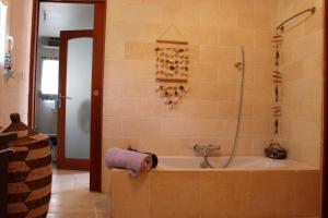 ein Badezimmer mit einer Badewanne und einem Handtuch in der Unterkunft villa Peylon in Flayosc