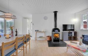 una sala de estar con estufa de leña. en Charming Cottage Close To The Beach en Vester Sømarken