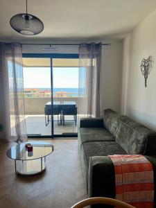 Coin salon dans l'établissement T2 Ajaccio vue mer