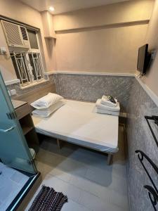 A television and/or entertainment centre at USA Hostel HONG KONG