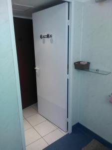 eine weiße Tür mit einem Griff in einem Zimmer in der Unterkunft Californie Appartement in Nizza