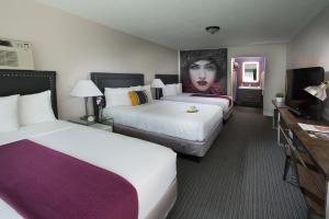 a hotel room with two beds and a tv at Hotel Iris - Mission Valley-San Diego Zoo-SeaWorld in San Diego +32 photos