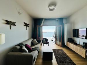 TV a/nebo společenská místnost v ubytování Apartments Lungo Mare
