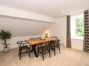 Un comedor con mesa y sillas de madera. en The Arthur Suite Stone Cross Mansion, en Ulverston