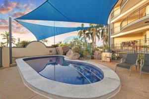 Bazén v ubytování ZEN FORESHORE: 3-BR Nightcliff Foreshore-Front Apt nebo v jeho okolí