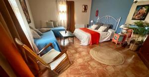 - une chambre avec un lit et une table dans l'établissement Apartamentos la Jayma del Arte, à Asque