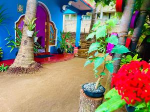 Eine Pflanze in einem blauen Topf neben einem Gebäude in der Unterkunft Hema Holiday Villa in Trincomalee