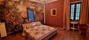 1 dormitorio con 1 cama en la esquina de una habitación en Borgo Boutique Home, en Nettuno