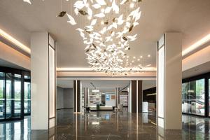 een lobby met een kroonluchter in een gebouw bij Atour Hotel Shangrao Xinzhou District Government in Shangrao