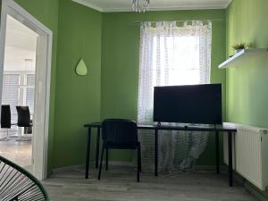 TV a/nebo společenská místnost v ubytování Cozy Apartment next Outlet Center & Airport with Pool & Garden