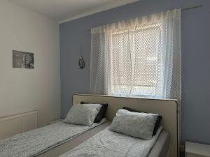 Postel nebo postele na pokoji v ubytování Cozy Apartment next Outlet Center & Airport with Pool & Garden + 36 fotografií