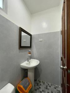 Bilik mandi di The Ivory Castle