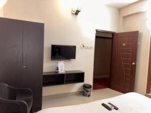 TV a/nebo společenská místnost v ubytování Srichand Business Class Rooms