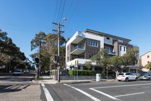 skrzyżowanie z budynkiem przy ulicy miejskiej w obiekcie Spacious 2-Bed Apartment Close to City w mieście Sydney