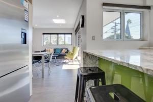 kuchnia z blatem i jadalnią w obiekcie Spacious 2-Bed Apartment Close to City w mieście Sydney