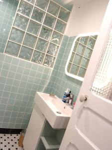Ванна кімната в Cosy Appartement 4 pers à 200 m Plage et commerce La cabane64