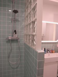 Ванна кімната в Cosy Appartement 4 pers à 200 m Plage et commerce La cabane64