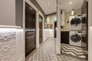 a laundry room with a washer and dryer at Perfect Located 2-Bed Blue Mountains Getaway in Katoomba