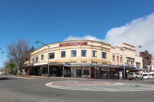 a building on the corner of a street at Perfect Located 2-Bed Blue Mountains Getaway in Katoomba