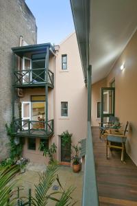 un balcone di un edificio con tavolo e sedie di Family Terrace Home Close to Oxford Street and CBD a Sydney