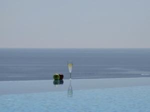 kieliszek wina i jabłko na plaży w obiekcie Irida Parga w mieście Parga