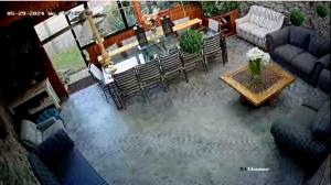 uma vista para um pátio com uma mesa e cadeiras em Bosveld In Die Stad em Alberton