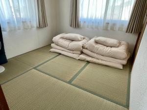 two beds sitting on the floor in a room at Azumi Relax Lodge 2 in Azumino