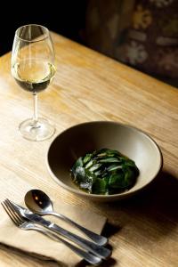 Sherwood في كوينزتاون: وعاء من الطعام وكأس من النبيذ على طاولة