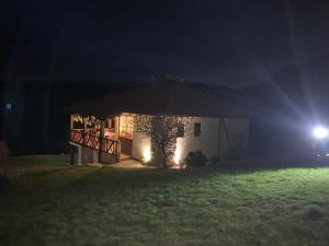 una casa iluminada por la noche con una luz en Apartmani Lunija, en Gornji Milanovac