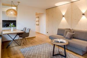 un soggiorno con un divano e un tavolo di Haus Widmann a Fieberbrunn