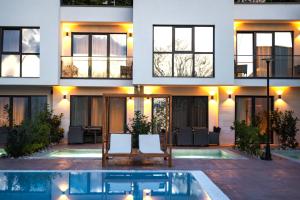 una casa con piscina frente a ella en Medite Spa Resort and Villas en Sandanski