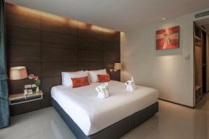 奧南海灘的住宿－Aree Tara Ao Nang Krabi，一间卧室配有一张大床和两条毛巾