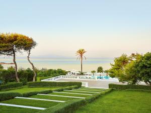 ロウトラ・キリニにあるMandola Rosa Grecotel Boutique Resortの海の景色を望む庭園