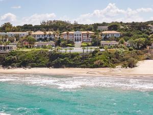 ロウトラ・キリニにあるMandola Rosa Grecotel Boutique Resortの家屋付き海岸の空中景色