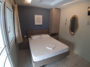 ein kleines Schlafzimmer mit einem Bett in einem Zimmer in der Unterkunft Villa Metaxa in Paralia Katerinis