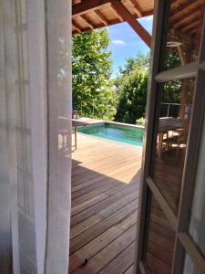 una vista da una porta di un portico con piscina di Unique ! villa piscine/parc arboré centre Bayonne a Bayonne