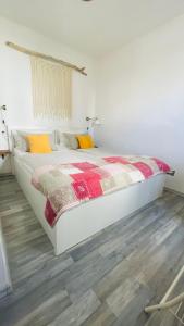 1 dormitorio con 1 cama con manta roja y amarilla en Apartma Cici, en Kobarid