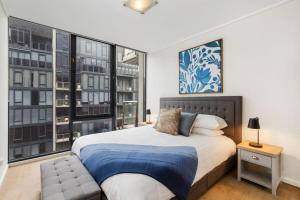 Un pat sau paturi într-o cameră la Luxe 2-Bed Apartment with River Views Near Casino