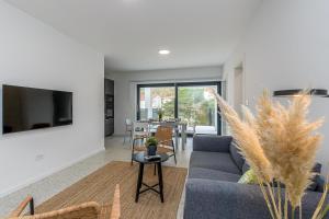 Televízia a/alebo spoločenská miestnosť v ubytovaní Sapore Di Mare Apartments