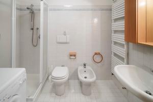 biała łazienka z toaletą i umywalką w obiekcie Villa Lacedel - Stayincortina w mieście Cortina dʼAmpezzo