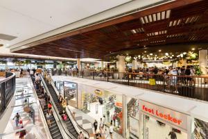 een uitzicht over een winkelcentrum met mensen bij Cosy 2-Bed Apartment in the Heart of Strathfield in Sydney
