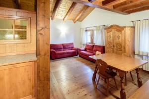 salon ze stołem i kanapą w obiekcie Villa Lacedel - Stayincortina w mieście Cortina dʼAmpezzo
