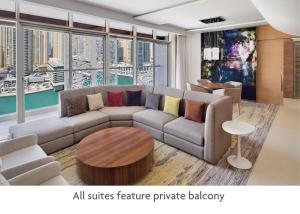 Posezení v ubytování Crowne Plaza Dubai Marina by IHG