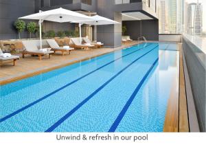 Bazén v ubytování Crowne Plaza Dubai Marina by IHG nebo v jeho okolí