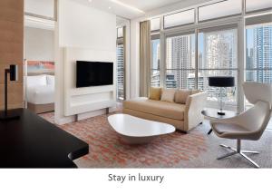 TV a/nebo společenská místnost v ubytování Crowne Plaza Dubai Marina by IHG