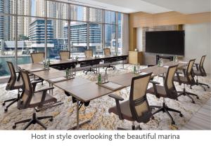 TV a/nebo společenská místnost v ubytování Crowne Plaza Dubai Marina by IHG