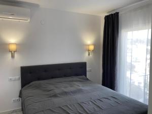 Krevet ili kreveti u jedinici u objektu Meerblick, Apartment in Villa mit Terrasse, Pool und kostenlosen WLAN neu renoviert