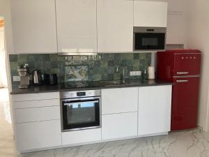 Kuhinja ili čajna kuhinja u objektu Meerblick, Apartment in Villa mit Terrasse, Pool und kostenlosen WLAN neu renoviert
